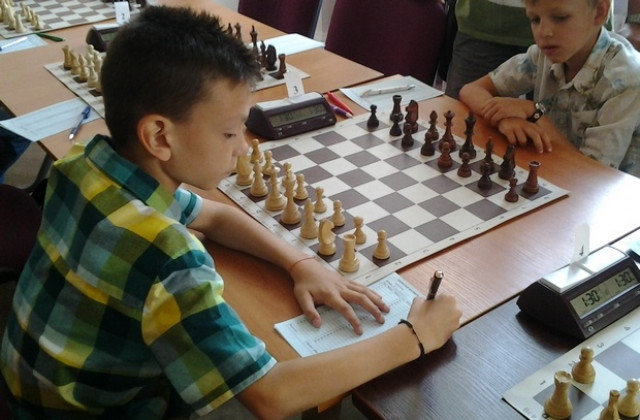 Десетгодишният Валентин Митев спечели шахматен фестивал в Русия