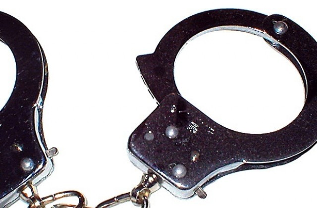 Златни накити и сребърни монети задигнати от апартамент