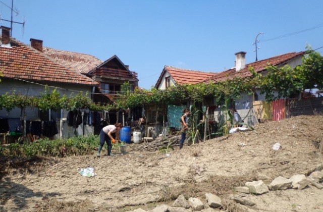 Младежи от ГЕРБ в Кюстендилска област помогнаха на бедстващите в Бяла Слатина