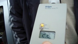 Шофьор подхвърли петолевки на полицаи