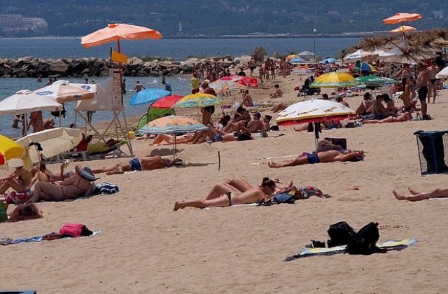 Лошото време намалило туристите за дълъг уикенд по морето