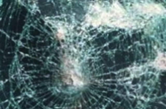 Строшиха стъклата на автомобил в Дряново