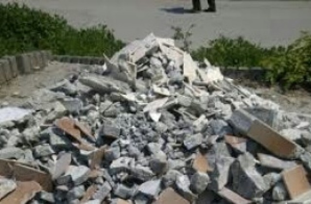 Изхвърлиха   строителни материали в язовир край Гривица