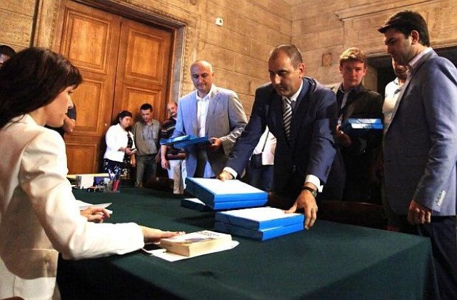 ГЕРБ първи се регистрираха за участие в предстоящия вот