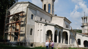 С помощта на дарители ремонтират църквата във Вонеща вода