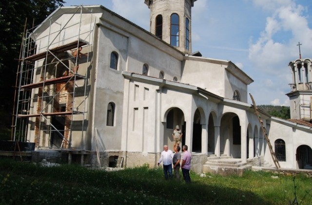 С помощта на дарители ремонтират църквата във Вонеща вода