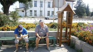Направиха къщичка за книги в пернишко село