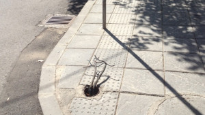 СНИМКА Кабели стърчат на нов тротоар опасни ли са