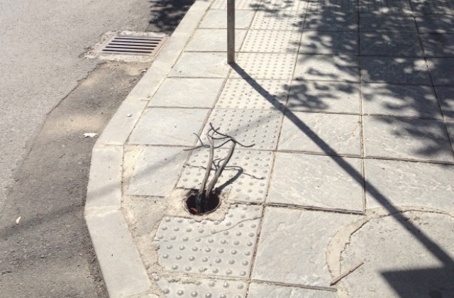 СНИМКА: Кабели стърчат на нов тротоар, опасни ли са?