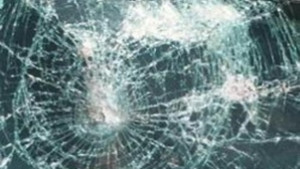 Млад мъж от село Гостилица натрошил стъклата на кола в