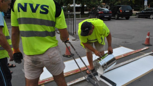 Подновяват уличната маркировка