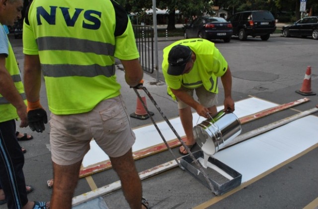 Подновяват уличната маркировка