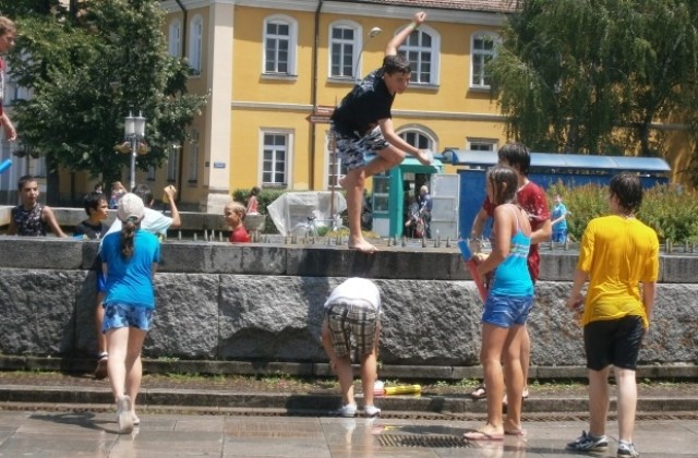 Шапките с широки периферии и течностите ни спасяват в жегите