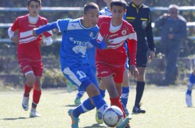 Станислав Иванов се разписа с екипа на Ливърпул