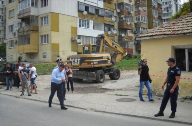 Портних увери: Събарянето на опасни постройки в Максуда ще продължи