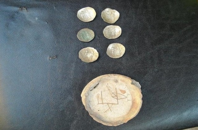 Бронзов съд с билонови монети откриха археолозите край Ивайловград