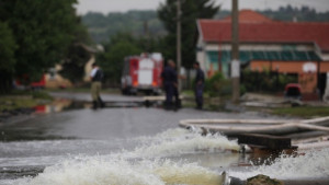 Разпръскваха вода по улиците заради жегата