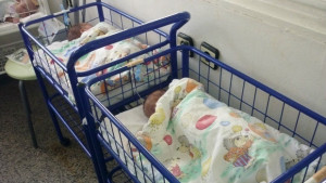 Три бебета са преместени заради пожара в дом Майка и