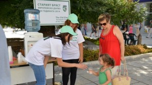 Срещу жегата Раздават минерална вода на ларгото