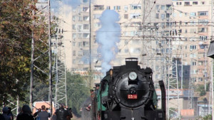 До средата на 2015 г пускат ретро парни локомотиви сред