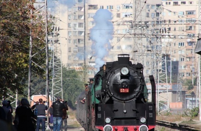 До средата на 2015 г. пускат ретро парни локомотиви, сред тях и „Баба Меца”