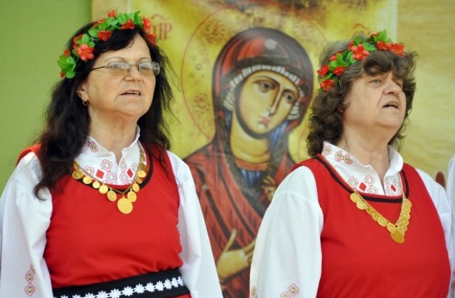 Възпяват Богородица на фолклорен събор в с. Добрич