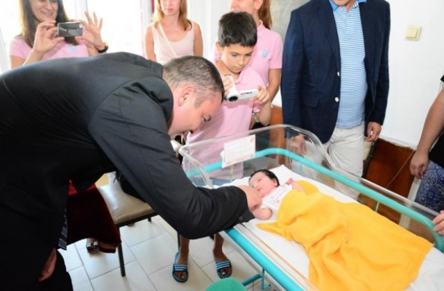 Момиченце е бебето на Варна