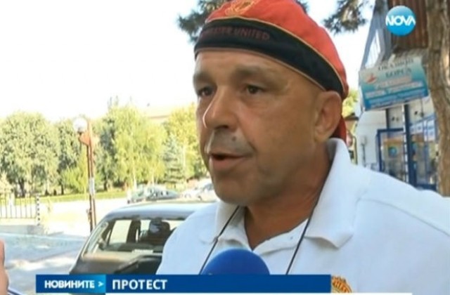 Фен от Свищов татуира на челото си емблемата на Манчестър Юнайтед