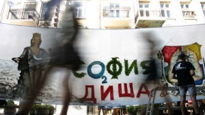 София диша показва рисунки върху вода чрез древна персийска техника