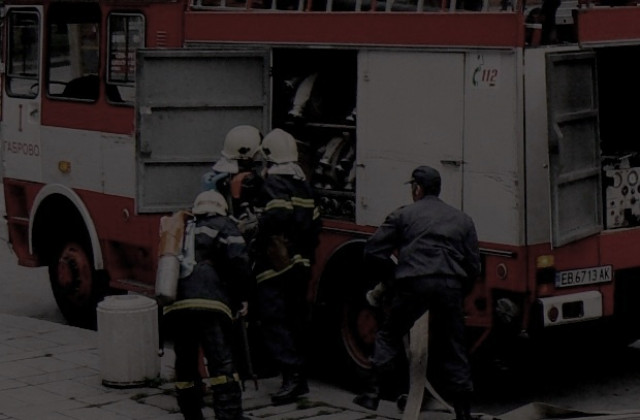 Пушач запали жилището си с незагасена цигара рано сутринта