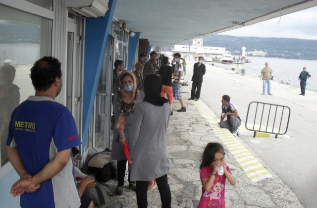 Бежанци от Сирия и Афганистан доплаваха до Варна, натъпкани в българска яхта