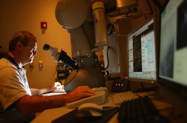 Съвременни алхимици превръщат метал в стъкло