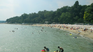 Остава забраната за къпане на Офицерския плаж