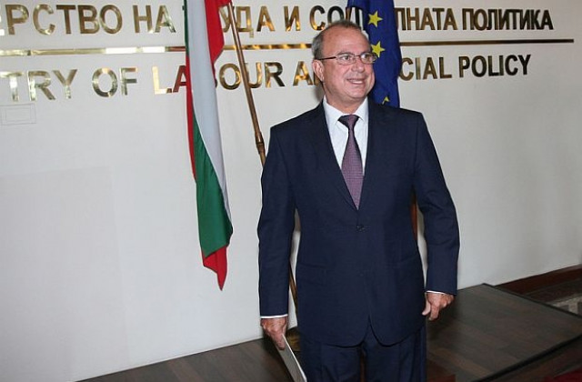 Може да определят административно минимални осигурителни прагове