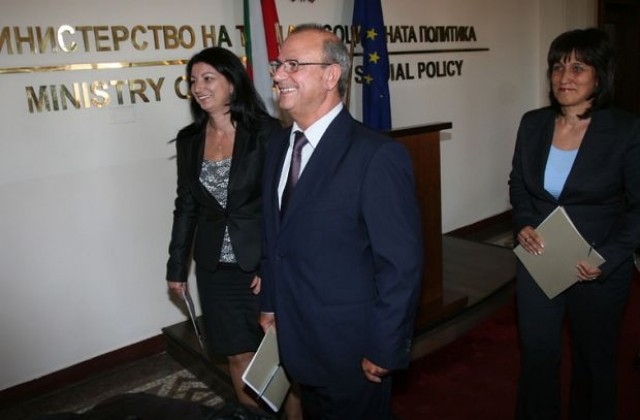 Подготвят автоматично увеличение на минималната заплата