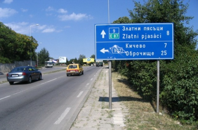 Алфа Ромео помете крайпътна ограда на магистралата за Златните