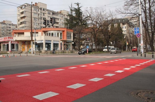 Подновяват пешеходните пътеки край училища и детски градини в Стара Загора