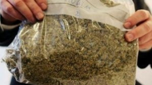 Хванаха трима с наркотици