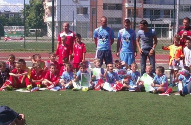 Бизнесменът Петър Христов подкрепя малките футболисти от СК Болярчета