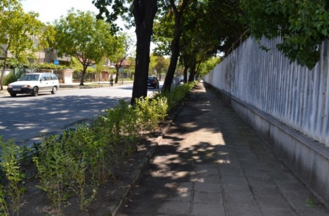Близо 1.5 декара тротоарни площи са обновени в Казанлък
