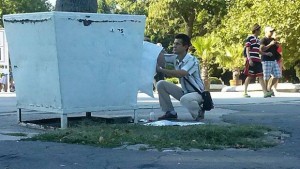 Засякоха мъж да лепи плакат на забранено място чака го