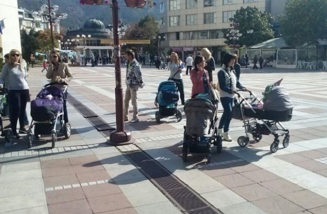 Родители от Благоевград излизат на протест