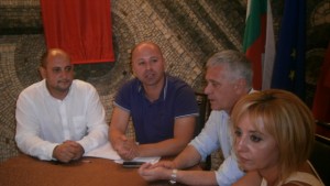 Д р Иван Ибришимов и представител на гражданската квота следват