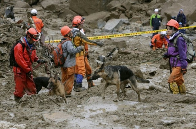 Най-малко 51 души са в неизвестност след свлачищата в Япония