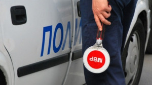 Момчета катастрофират с крадена кола бягат от мястото на инцидента