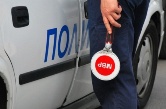 Момчета катастрофират с крадена кола, бягат от мястото на инцидента