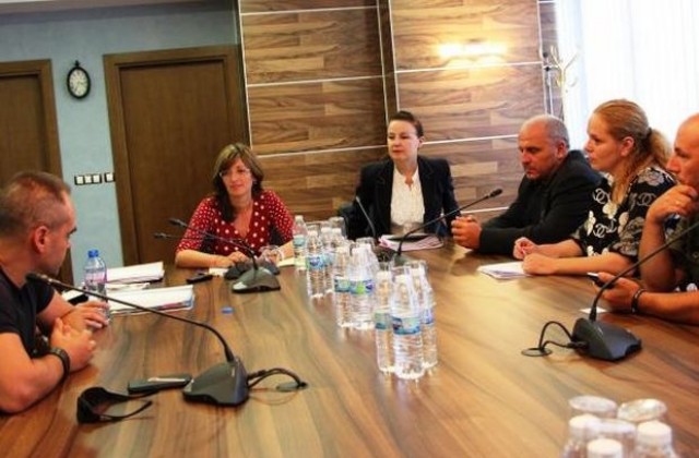 Захариева: Интересът на държавата е да запази околната среда, без да гони инвеститорите