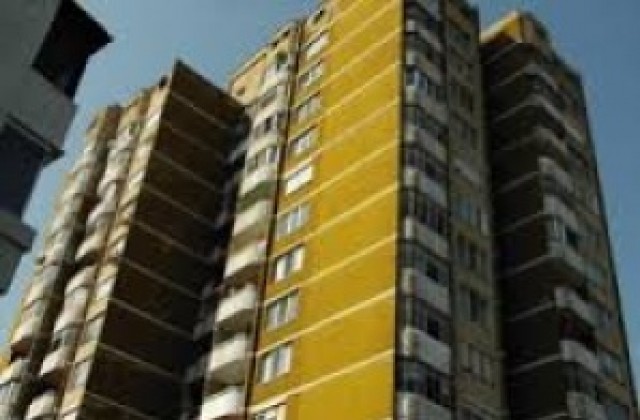 Възрастна жена падна от шестия етаж на блок