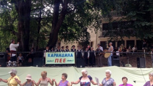 Над 500 души пеят на Карандила