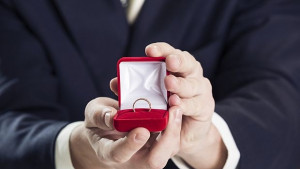 Пускат кутийка за годежен пръстен оборудвана с мини камера